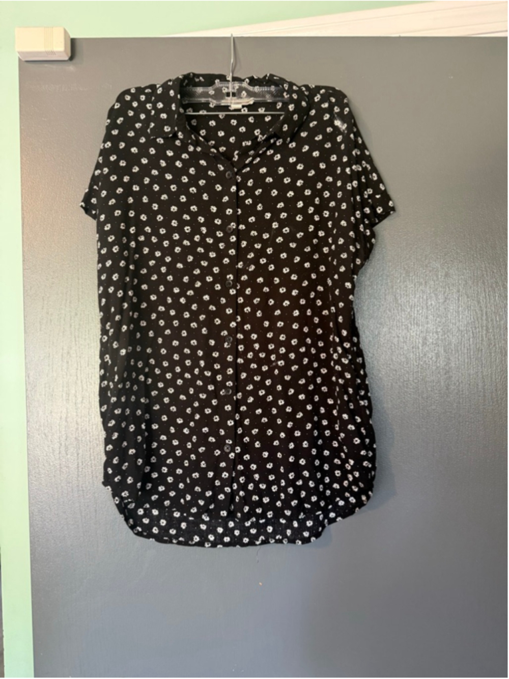Beachlunchlounge women’s black floral button up S